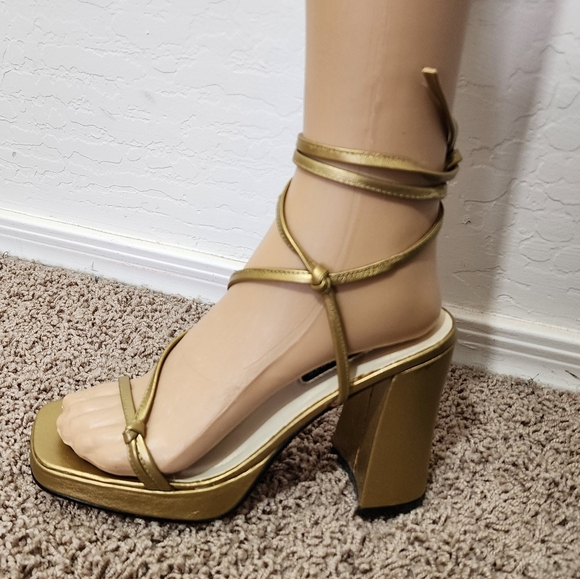 NWOT COLIN STUART Gold Strappy stack heel shoes - Picture 7 of 7